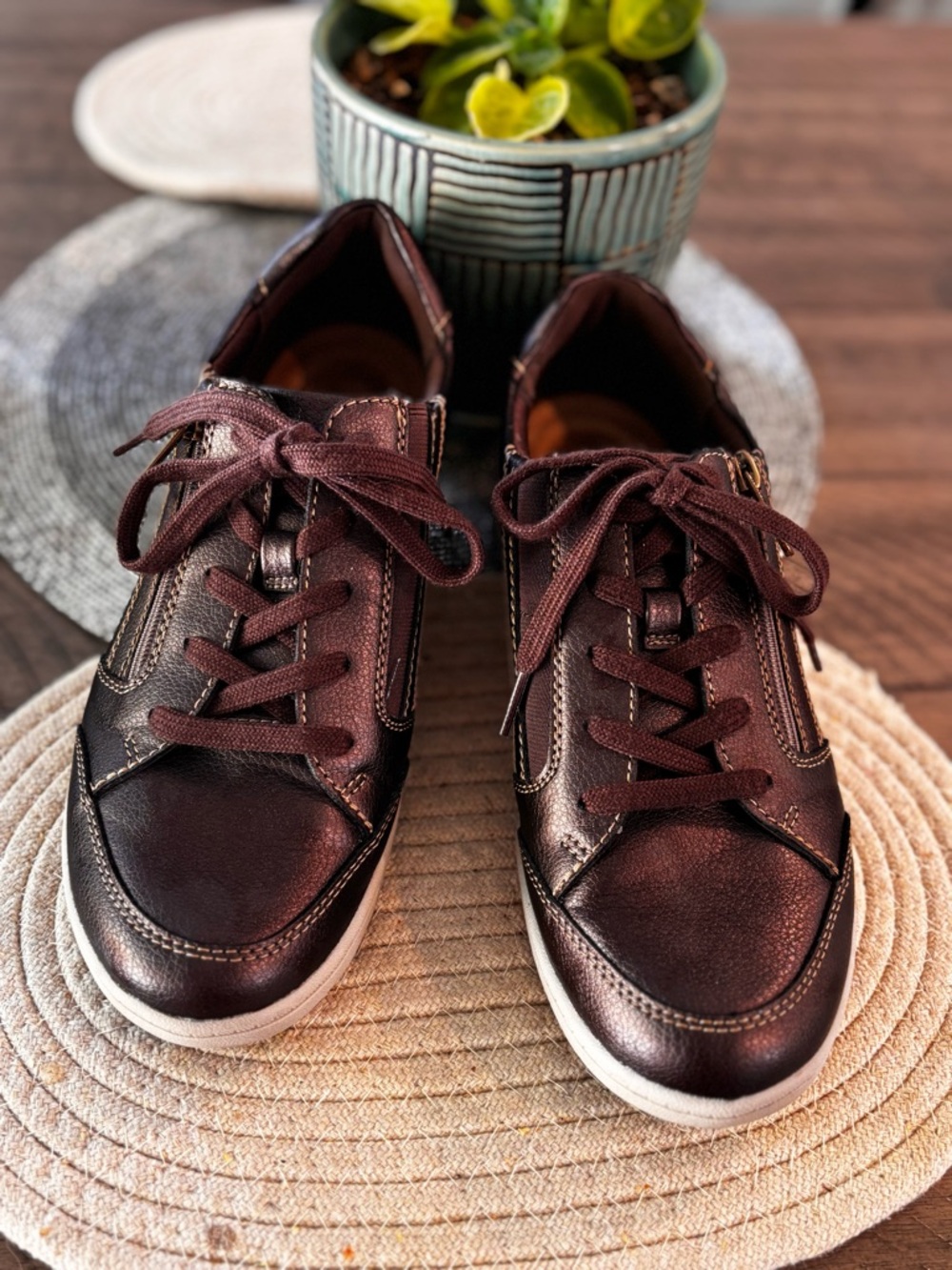 Clarks Women Collection Bryianna Bayla trainers in Bronze Metallic Leather - Picture 6 of 9